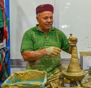 mani, artigiano, verde, cappello, creta, argilla, baffi, tornio, rosso, uomo, artigianato, maglia, bacinella, vaso, lavoro, maglietta, sporco
