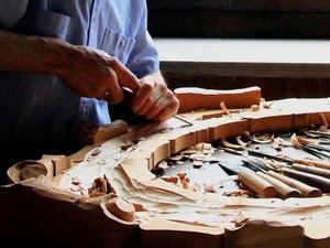 mani, legno, artigiano, lavoro, trucioli, scalpelli, incisione, attrezzi, intaglio