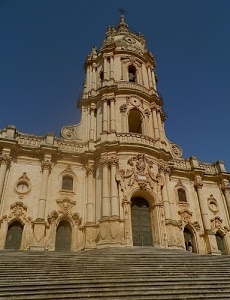 chiesa, scalinata, cielo, colonne, finestre, barocco, campanile, porte, azzurro, scalini, scale, duomo, archi, portone, gradini, facciata, portale, persona, sculture, portoni, croce, campane, sicilia