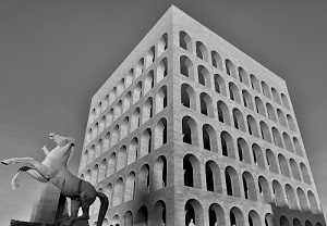 archi, cavallo, palazzo, bianconero, architettura, statua, cielo, eur, grigio, prospettiva, quadrato, colosseo, zampe, roma, scultura, ombre