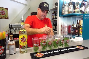 bicchieri, bottiglie, bar, barista, liquori, rosso, berretto, cocktail, scaffali, verde, bancone, barman, pubblicità, cappello, cannucce, uomo, macchina, azzurro, persona, caffè, scritte, maglietta