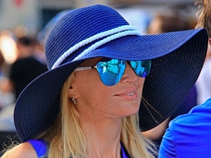cappello, occhiali, donna, bionda, sorriso, blu, capelli, viso, paglia, azzurro, naso, tesa, bianco, specchio, orecchino, riflesso, corda, orecchini, labbra, volto