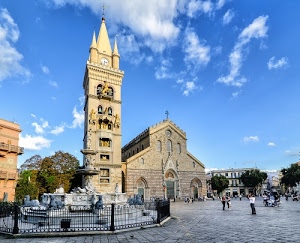 campanile, piazza, chiesa, fontana, nuvole, cielo, persone, croce, campane, alberi, azzurro, orologio, case, statue, recinzione, città, finestre