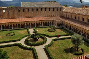siepi, chiostro, alberi, aiuole, colonne, portici, giardino, finestre, verde, edifici, aiuola, erba, tetto, cerchio, giardini, portico, archi, porticato, persone