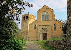 chiesa, torre, alberi, finestre, portone, verde, archi, cielo, facciata, campanile, pietre, muro, strada, portale, nuvole, arco, merli, cespugli, albero, foglie, vetrate