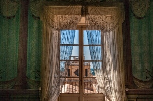 finestra, tende, torre, vetri, verde, tetti, cielo, tetto, colonne, interno, trasparente, ringhiera, vista, affaccio, tenda, pizzo, chiesa, archi, trasparenza, azzurro, stanza