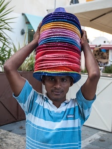 cappelli, maglietta, azzurro, piante, rosso, bianco, colori, venditore, ragazzo, blu, braccia, uomo, giallo, righe, ombrellone, rosa, colorati, occhi, ambulante
