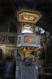 angelo, pulpito, chiesa, quadri, oro, dorato, baldacchino, interno, colomba, affreschi, stelle, luce, sfera, statua