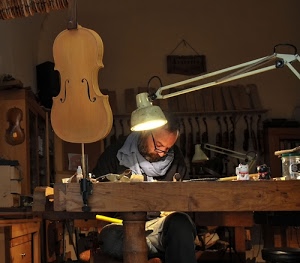 lampada, violino, artigiano, occhiali, liutaio, sciarpa, uomo, tavolo, banco, legno, barba, strumenti, violini, luce, lampade, artigianato, laboratorio