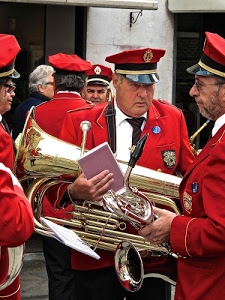 banda, rosso, strumenti, trombone, cappelli, musicisti, ottoni, divisa, cappello, stemma, divise, uomini, suonatori, spartito, berretti, tuba, visiera, uniforme