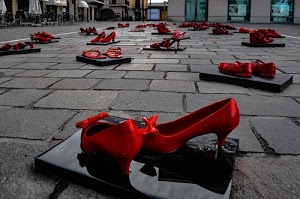 scarpe, piazza, rosso, rosse, fiocchi, sedie, tacco, selciato, tavolini, tante, vetrine, nero, strada, porte, case
