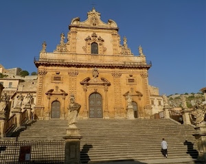 chiesa, statue, scalinata, persona, cielo, scala, porte, azzurro, gradini, cancellata, archi, sculture, barocco, ombre, colonne, noto, passante, cattedrale, case, portone, portoni, scalini, balcone, ombra