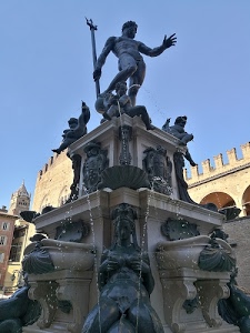 fontana, nettuno, statue, tridente, acqua, azzurro, cielo, bologna, zampilli, putti, mano, statua, castello, campanile, archi, scultura, stemmi, marmo, merli