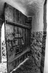 porta, legno, muro, bianconero, pietre, portone, ingresso, arco, mattoni, anello, monocromatico, uscita, ferro, catenaccio, catenacci