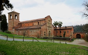 chiesa, campanile, alberi, prato, staccionata, palme, verde, strada, erba, cielo, nuvole, arco, romanico, case, archi, portone, steccato, abbazia