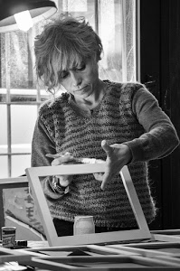 donna, cornice, pennello, bianconero, lampada, maglione, legno, mani, artigiana, capelli, finestra, artigiano, cornici, verniciare, colla, artigianato, lampadina, dita, rettangolo, barattolo, vernice, dipinge, righe, dipingere, vasetto