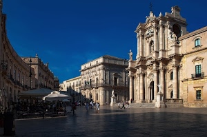 piazza, chiesa, cielo, finestre, persone, colonne, palazzi, statue, ombra, ombrelloni, azzurro, tende, bar, città, balconi
