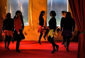 rosso, nero, tenda, danza, teatro, donne, giallo, persone, ballo, ballerini, gambe, ragazze, uomini, danzare, luce, movimento, palco, passi, finestre