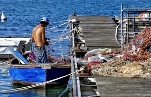reti, pescatore, barca, pontile, boa, corde, mare, cappello, molo, blu, uomo, azzurro, legno, attracco, remi, jeans, acqua, pesca, bitte, barche, funi