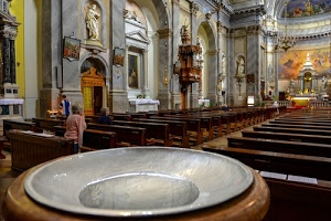 chiesa, altare, statue, pulpito, panche, navata, acquasantiera, banchi, battesimale, fonte, interno, fedeli, quadri, acqua, altari, lampadario, marmo, religione, pregare, piatto, preghiera