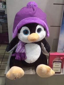 peluche, viola, nero, pinguino, bianco, occhi, pupazzo, naso, sciarpa, vetrina, cappello, giocattolo, scatola, giallo, berretto, rosso, cuffia, zampe
