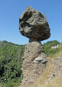 alberi, verde, cielo, masso, pietra, pietre, azzurro, terra, erba, sasso, roccia, fungo, piante, grigio, massi, case, bosco, equilibrio, montagna, sassi