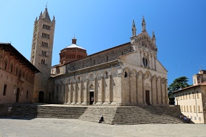 campanile, chiesa, gradini, piazza, scalinata, porte, finestre, cielo, scalini, colonne, duomo, cattedrale, archi, azzurro, facciata, cupola, scala, rosone, guglie, albero, case