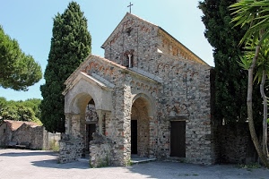 alberi, chiesa, archi, croce, verde, colonne, cielo, pietre, azzurro, bifora, porte, portoni, celeste, croci, cappella, cipressi