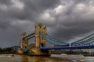 ponte, fiume, torri, nuvole, londra, cielo, tamigi, blu, barche, acqua, città, azzurro, barca, maltempo