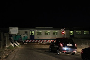 treno, semaforo, notte, auto, passaggio, rosso, sbarra, nero, finestrini, bianco, automobili, strada, barriera, livello, notturno, macchina, luci, ferrovia