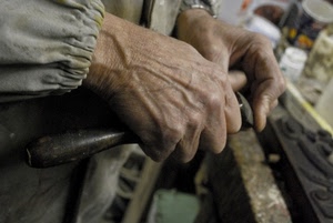 mani, lavoro, vene, attrezzo, artigiano, lavorare, legno, scalpello, tuta, ferro