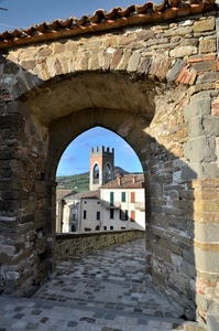 arco, torre, pietre, strada, campanile, case, porta, merli, castello, scorcio, finestre, mattoni