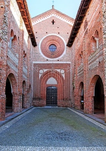 chiesa, archi, rosone, mattoni, finestre, croce, portone, bifore, luminarie, stelle, cortile, facciata, cerchio, portici, ics, portale, porta, porticato, cielo