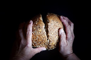 pane, mani, nero, dita, semi, spezzato, unghie, spezzare, cibo, integrale, pagnotta, luce, marrone, crosta