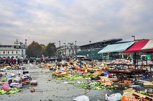 mercato, rifiuti, cassette, bancarelle, nuvole, cielo, tende, disordine, case, verdure, piazza, bancarella, finestre, sporcizia, lampioni, sporco