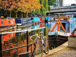 bicicletta, alberi, ponte, canale, barche, acqua, riflessi, arancione, fiume, blu, ruote, bici, abitazioni, rosso, verde, fiori, automobili, case, azzurro, riflesso, arancio, barconi, ringhiera, triangolo