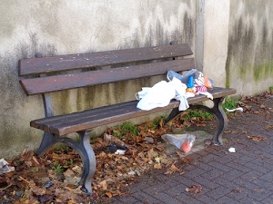 panchina, foglie, rifiuti, abbandono, bianco, secche, muro, legno, immondizia, sporcizia, fogliame, plastica