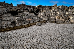 case, tetti, paese, cielo, piazza, città, azzurro, borgo, matera, muretto, finestre, selciato, sassi, pietre, chiesa, massi, panorama, piazzale, pavimentazione
