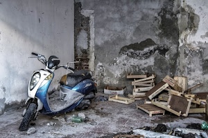 cassette, ruota, disordine, scooter, manubrio, muri, legno, moto, muro, faro, rudere, blu, vespa, ruote, grigio, abbandono, rifiuti, plastica