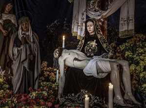 madonna, fiori, cristo, statue, candele, ceri, chiesa, santi, drappo, gesù, donne, gambe, pietà, morte, preghiera, braccia, morto, corona, passione, ferita
