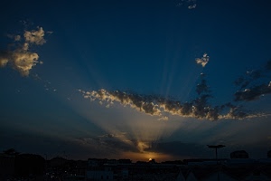 nuvole, cielo, raggi, sole, tramonto, alba, blu, case, alberi, controluce, silhouette, luci, notturno