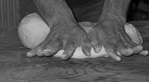 mani, dita, pasta, farina, tavolo, bianconero, impasto, pane, impastare