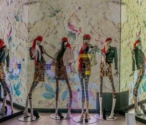 manichini, vetrina, vestiti, colori, scarpe, riflesso, riflessi, moda, specchi, rosso, verde, disegni, gambe, abiti, specchio, bandane, giallo, muri, esposizione