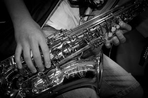 tasti, bianconero, mani, sassofono, musica, musicista, strumento, dita, uomo, suonatore, ottone, mano, campana