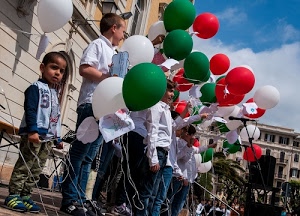 bambini, rosso, bianco, palloncini, verde, palazzi, tricolore, nuvole, cielo, ragazzi, manifestazione, finestre, bambino, colori, fili, palloni