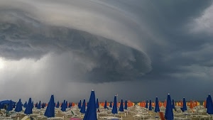 ombrelloni, nuvole, spiaggia, cielo, blu, arancione, sabbia, mare, maltempo, grigio, lettini, temporale, nuvoloni
