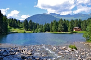 lago, acqua, alberi, montagna, fiume, casa, sassi, nuvole, verde, panorama, paesaggio, pini
