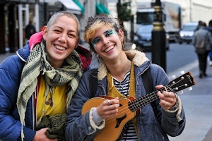 strada, sorriso, due, trucco, chitarra, strumento, mani, persone, donne, corde, sorrisi, ragazze, giallo, ritratto, musica, azzurro, corda, chitarrina, mano