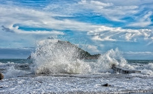 nuvole, cielo, mare, azzurro, bianco, onde, schiuma, spruzzi, onda, isola, mosso, acqua, scogli, mareggiata, agitato