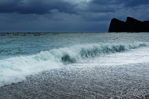 mare, nuvole, cielo, barche, onde, acqua, onda, costa, schiuma, promontorio, spiaggia, natanti, scogli, sassi, maltempo, montagne